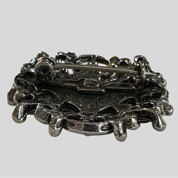Vintage Unmarked Silver Toned Brooch with Black Inset Resin or Acrylic Stone - Picture 8 of 15